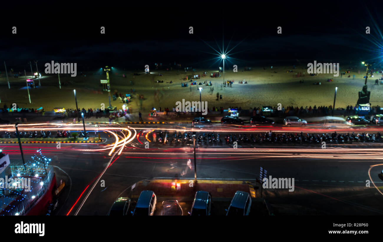 I percorsi della luce a Ramakrishna beach road a visakhapatnam,l'India. Foto Stock