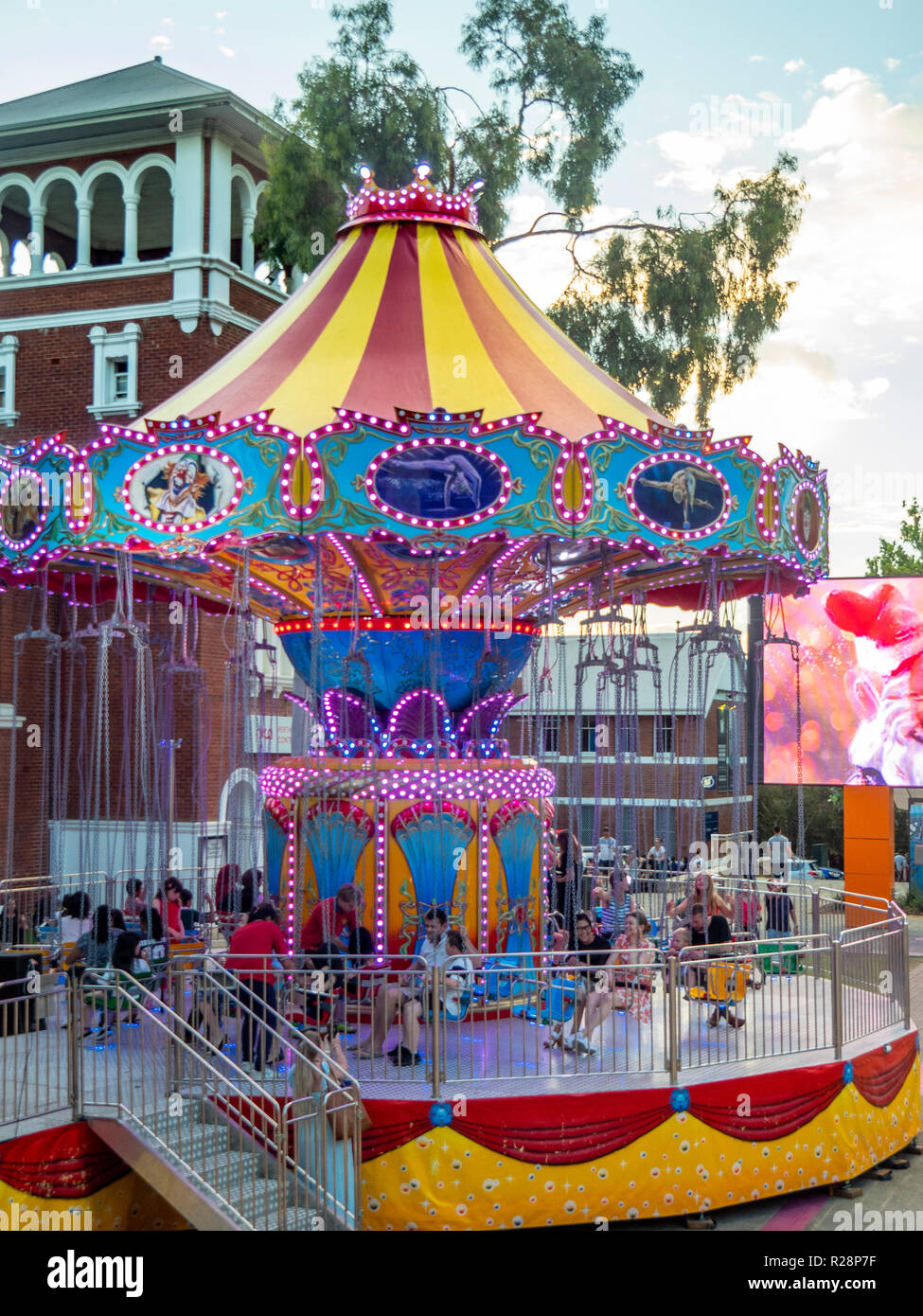 La gente seduta su una giostra in attesa per la corsa per avviare il Natale festival Perth Western Australia. Foto Stock