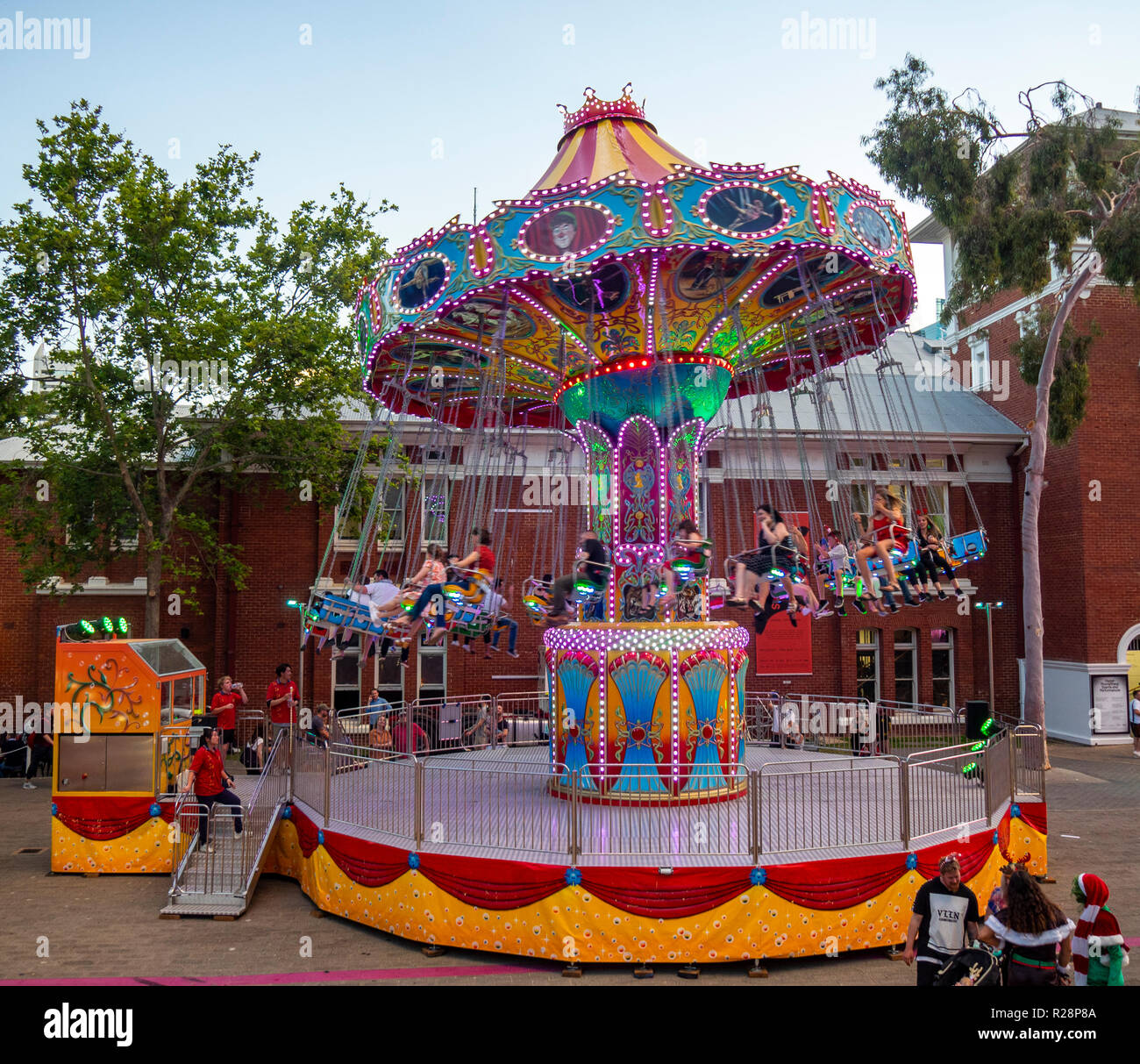 Persone a cavallo di una giostra di swing ride festival di Natale di Perth Centro Culturale Perth Western Australia. Foto Stock