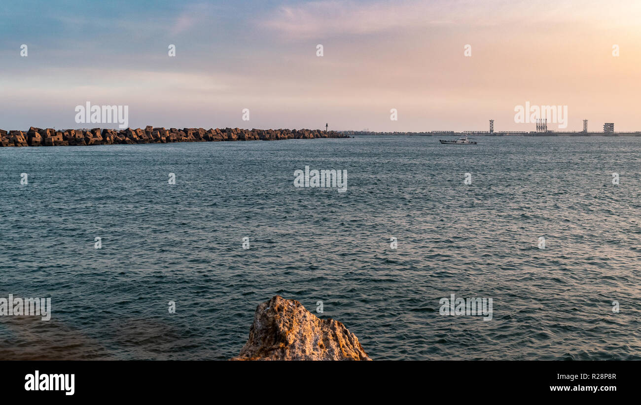 Vizag area portuale seascape al tramonto con moody sky. Foto Stock