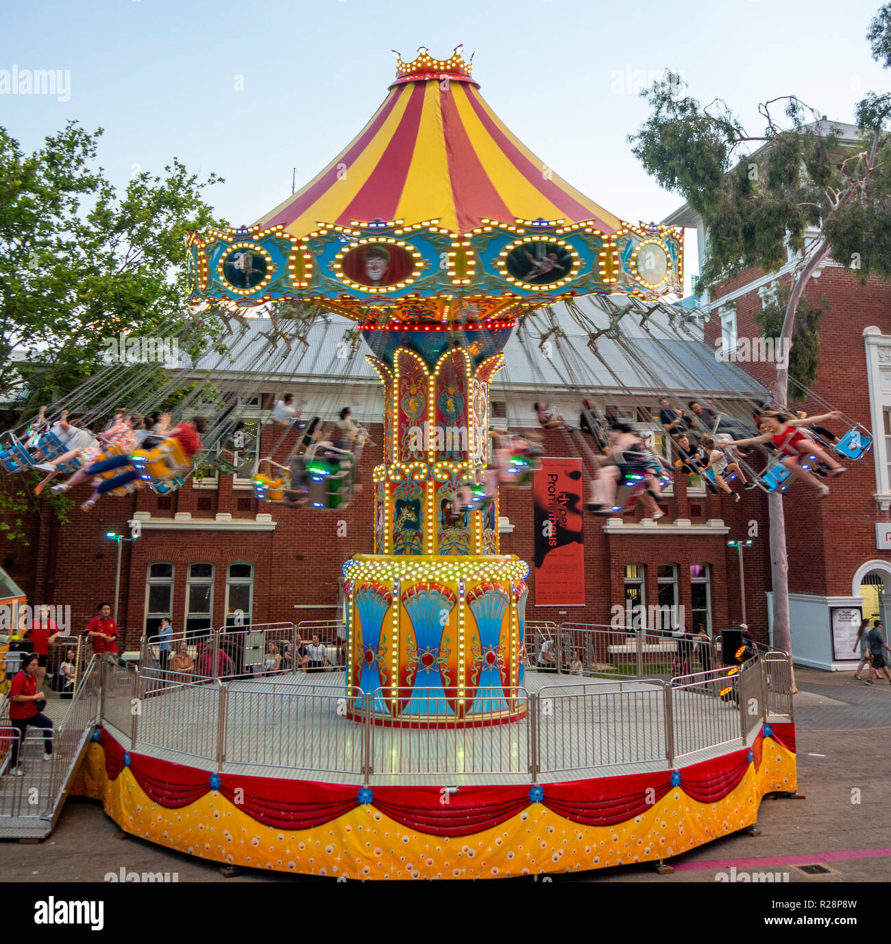 Persone a cavallo di una giostra di swing ride festival di Natale di Perth Centro Culturale Perth Western Australia. Foto Stock