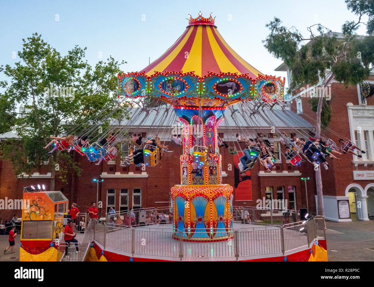 Persone a cavallo di una giostra di swing ride festival di Natale di Perth Centro Culturale Perth Western Australia. Foto Stock