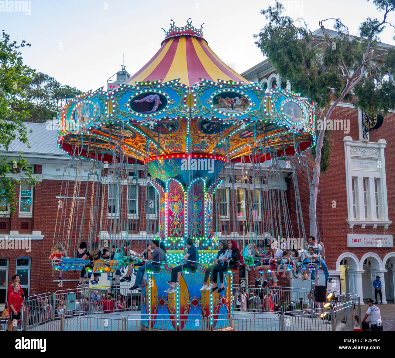 Persone a cavallo di una giostra di swing ride festival di Natale di Perth Centro Culturale Perth Western Australia. Foto Stock