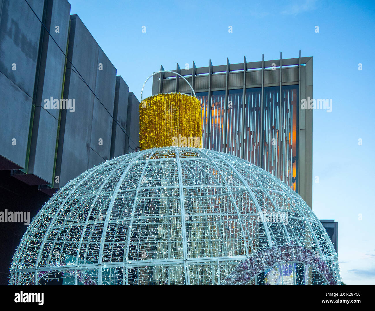 Giant ninnolo Teatro di Stato centro di WA decorazioni natalizie Perth Western Australia. Foto Stock