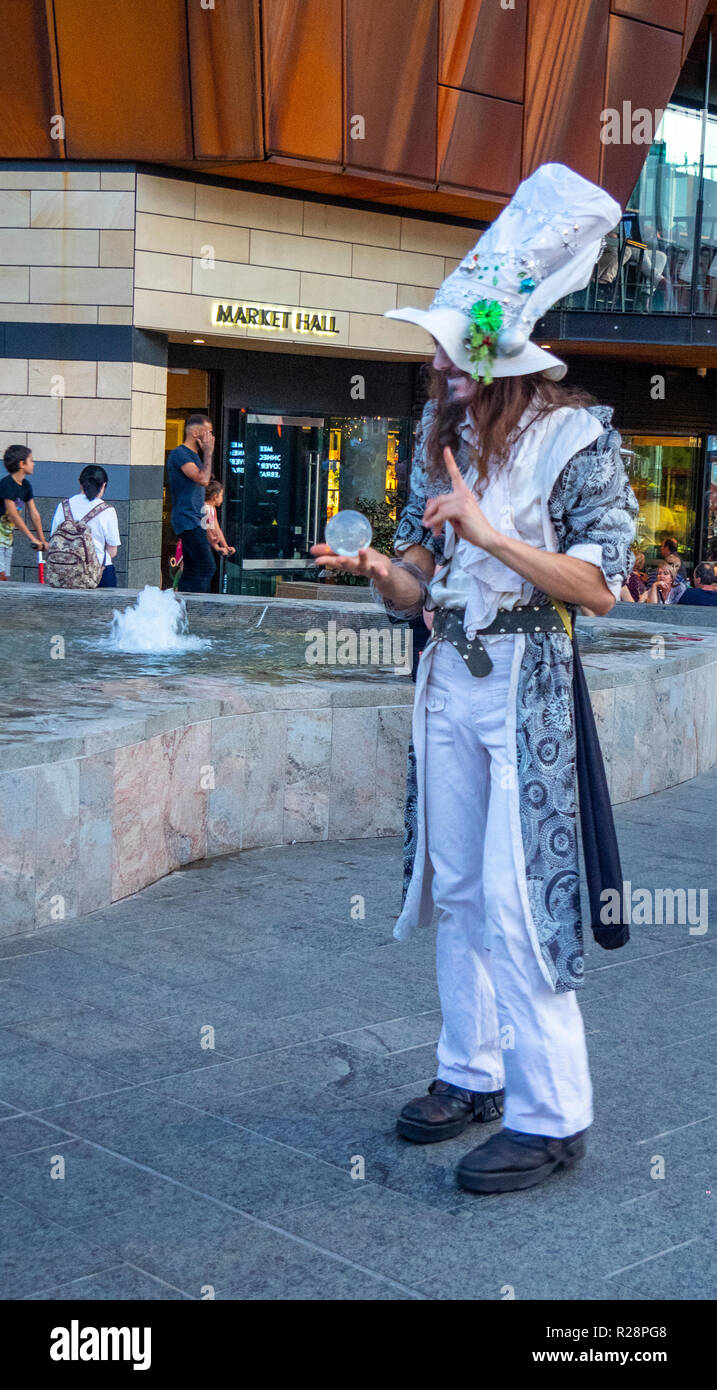 Mago maschio musicista di strada a piazza Yagan Perth Western Australia. Foto Stock