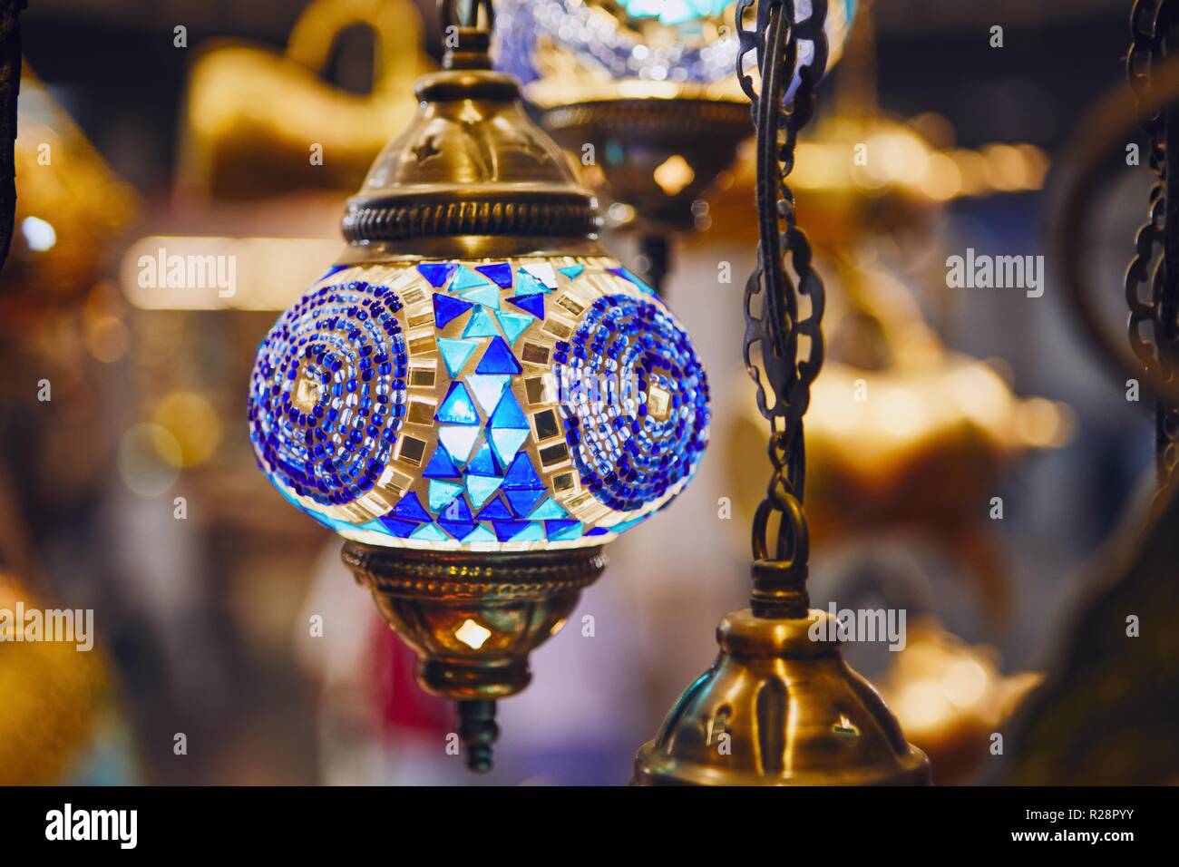 Vista da vicino le lampade tradizionali per la vendita al souq di Muscat, Sultanato di Oman. Foto Stock