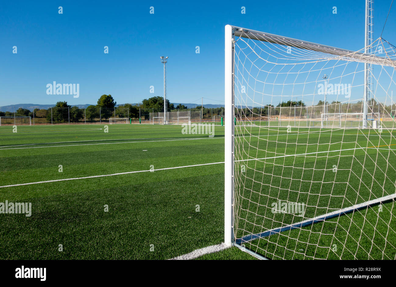 Il calcio al campo di calcio in un grande complesso sportivo Foto Stock