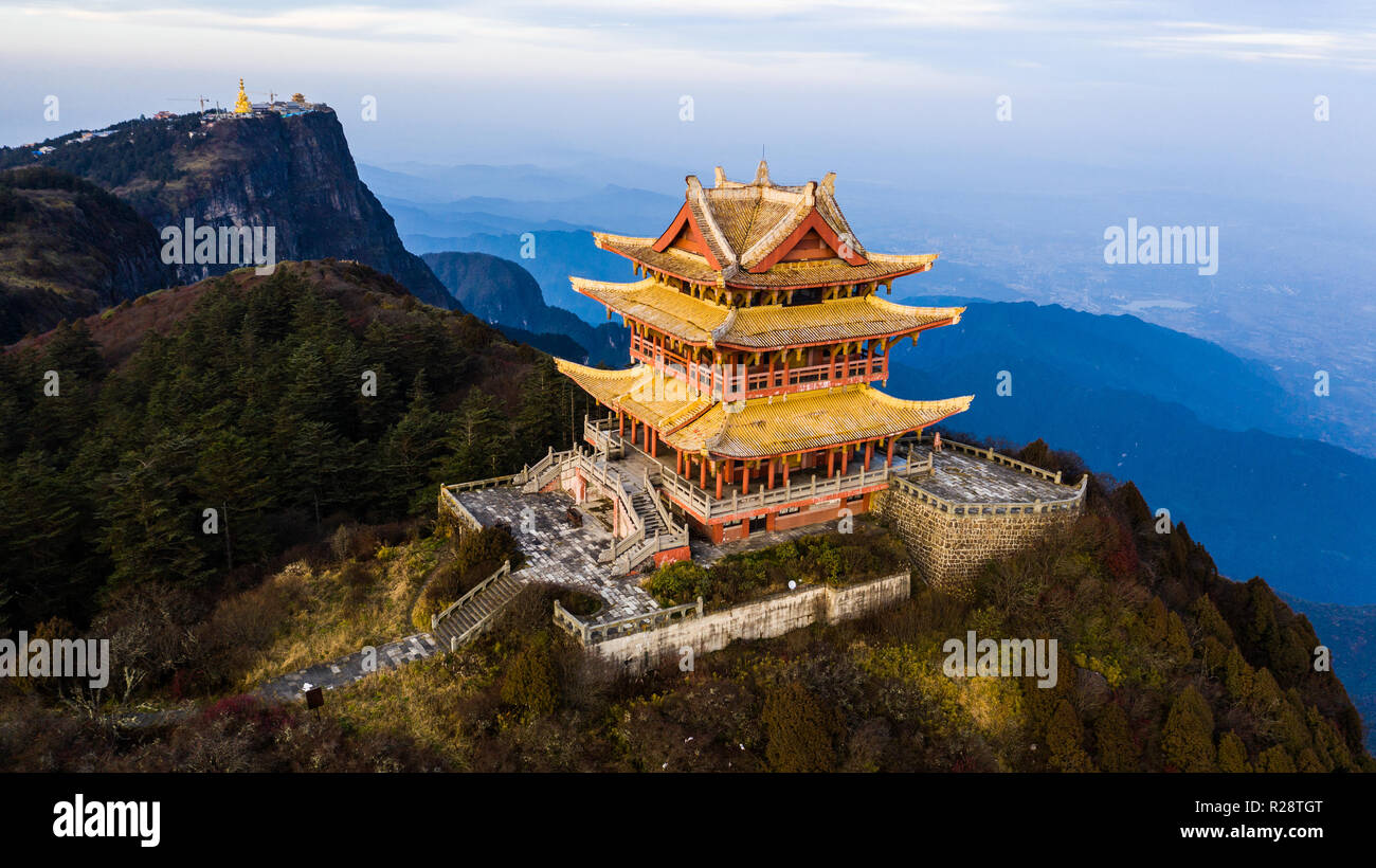 Tempio d'oro sul picco Wanfo, Emeishan o Monte Emei, nella provincia di Sichuan, in Cina Foto Stock