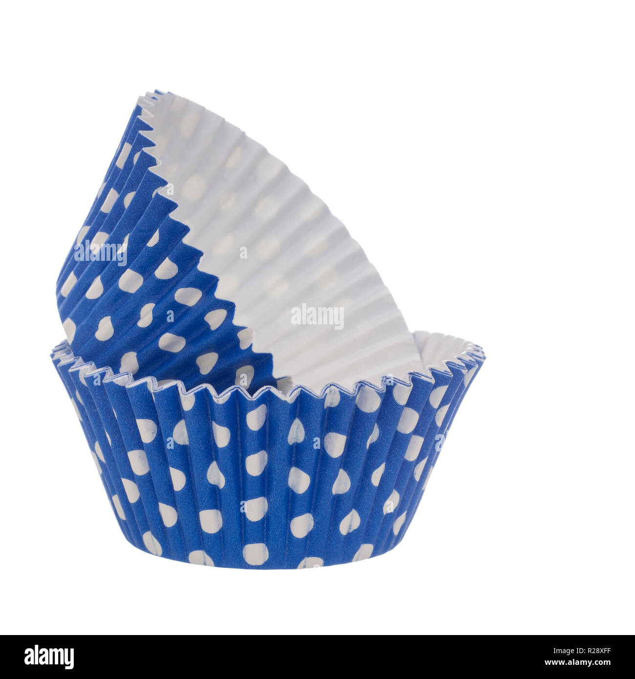 Carta blu cupcake liners, torta casi isolati su sfondo bianco. Foto Stock