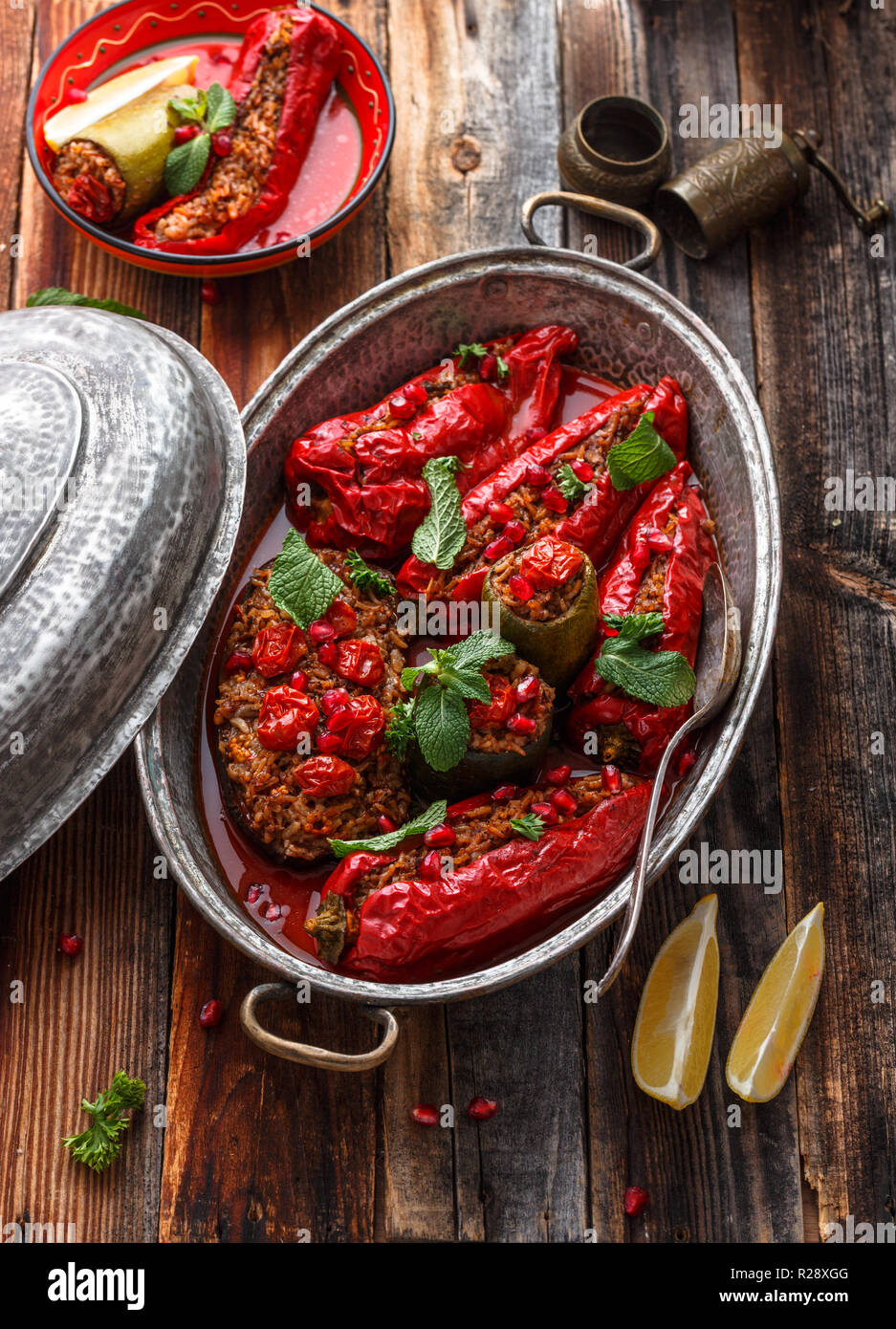 Cotta la paprica rossa ripieni di riso e noci, stile rustico, copia dello spazio. Foto Stock