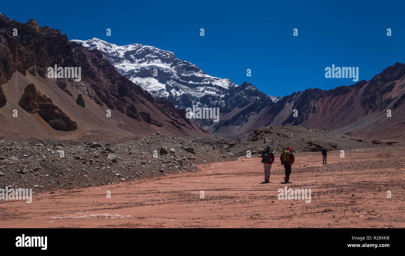 Gruppo di turisti a piedi verso il lato sud del monte Aconcagua nel parco Aconcagua nella provincia di Mendoza in Argentina Foto Stock