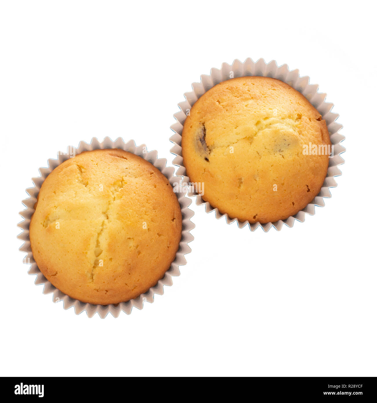 Frutta fatti in casa muffin, tortine isolati su sfondo bianco. Due piccole torte fatte in casa, overhead laici piana. Foto Stock
