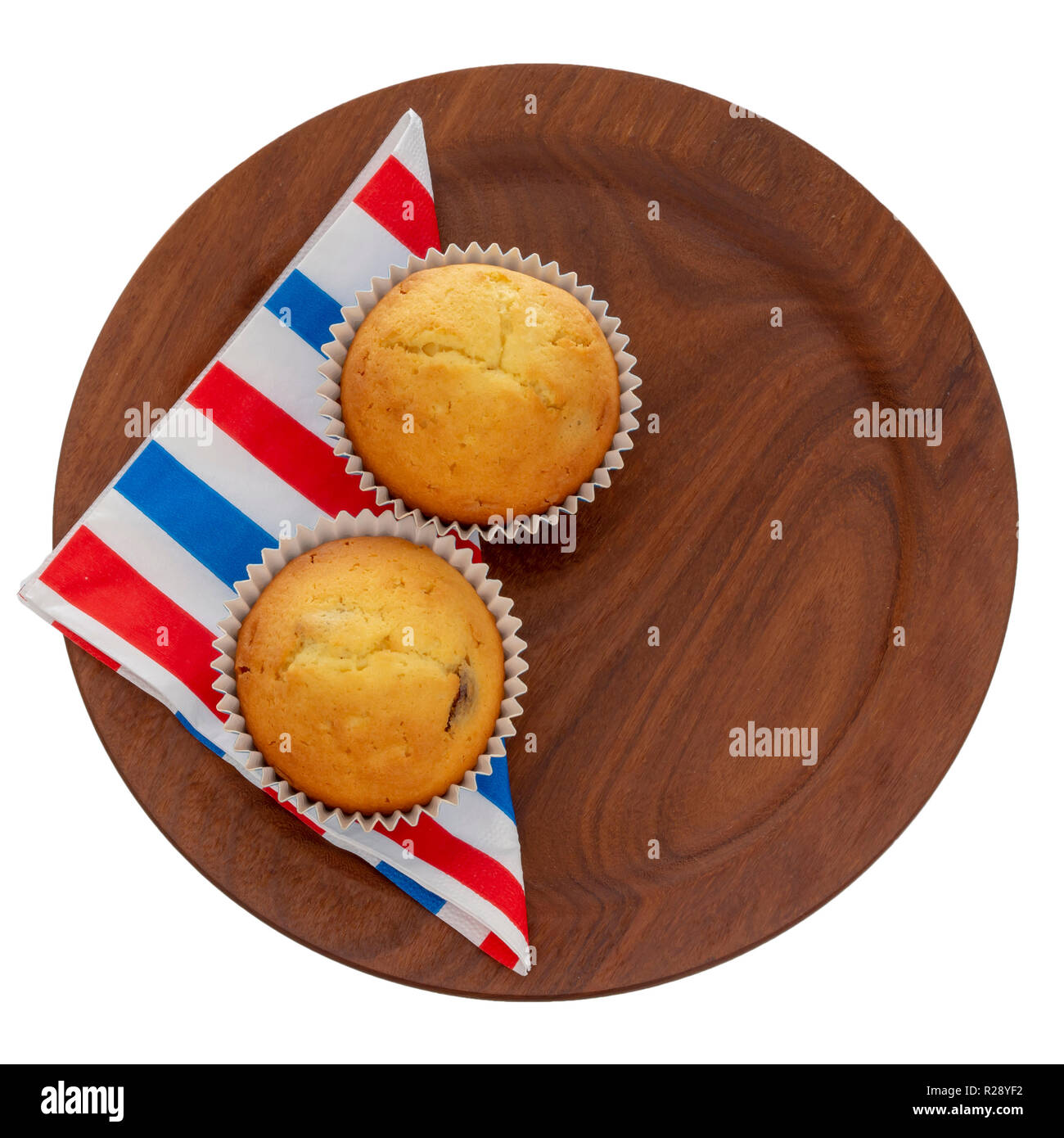Frutta fatti in casa muffin, tortine su rosso bianco e blu salvietta, tovagliolo sulla piastra, isolato su bianco. Due piccole torte fatte in casa, overhead laici piana. Foto Stock