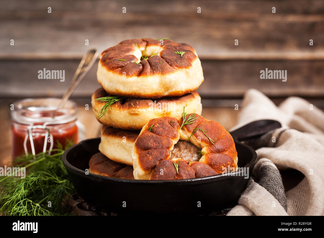 Tradizionale russo fritte polpette di carne (belyash) su sfondo rustico Foto Stock
