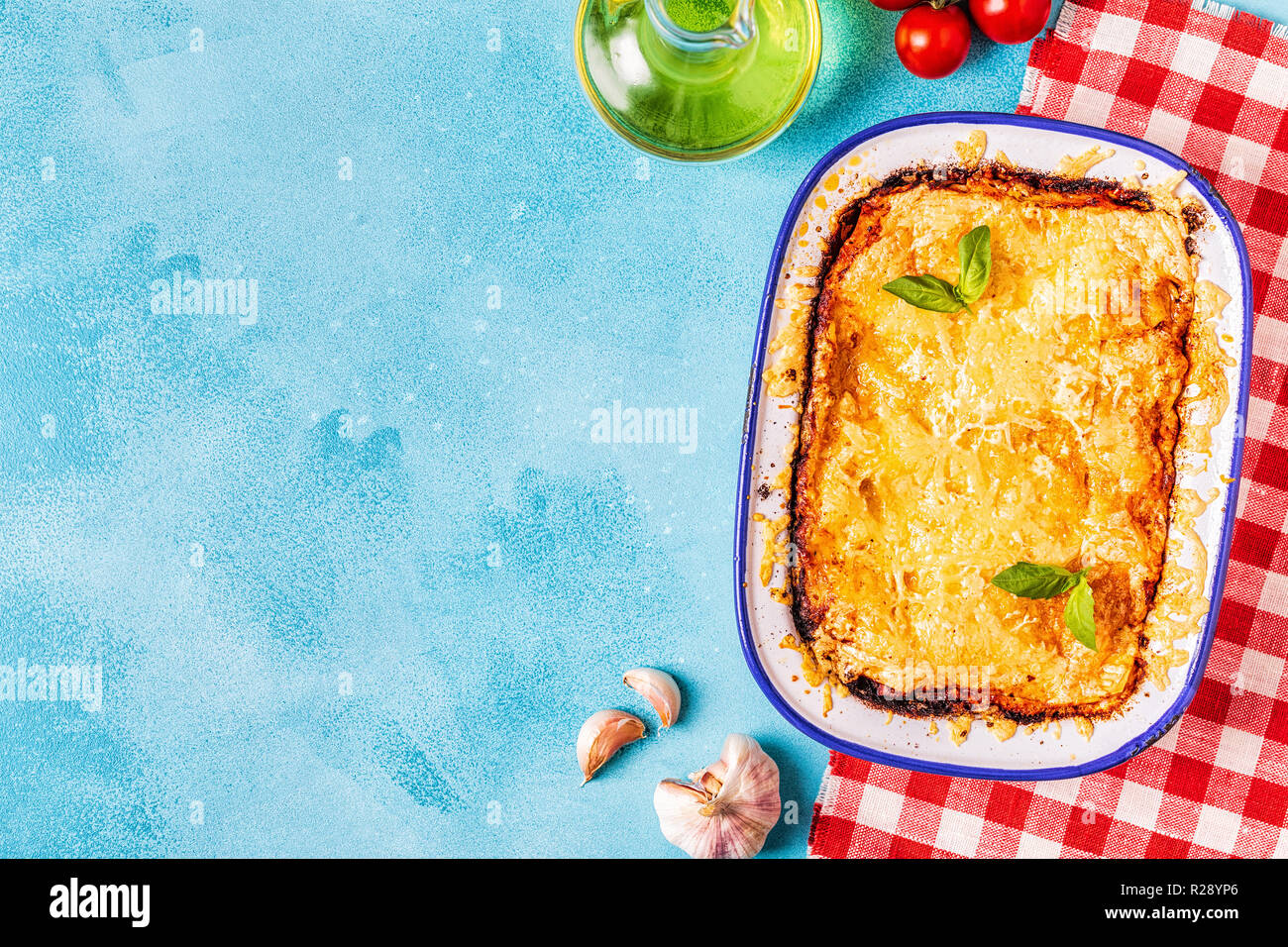 Italiano tradizionale di lasagne con verdure, carne macinata e formaggio, vista dall'alto, copia dello spazio. Foto Stock