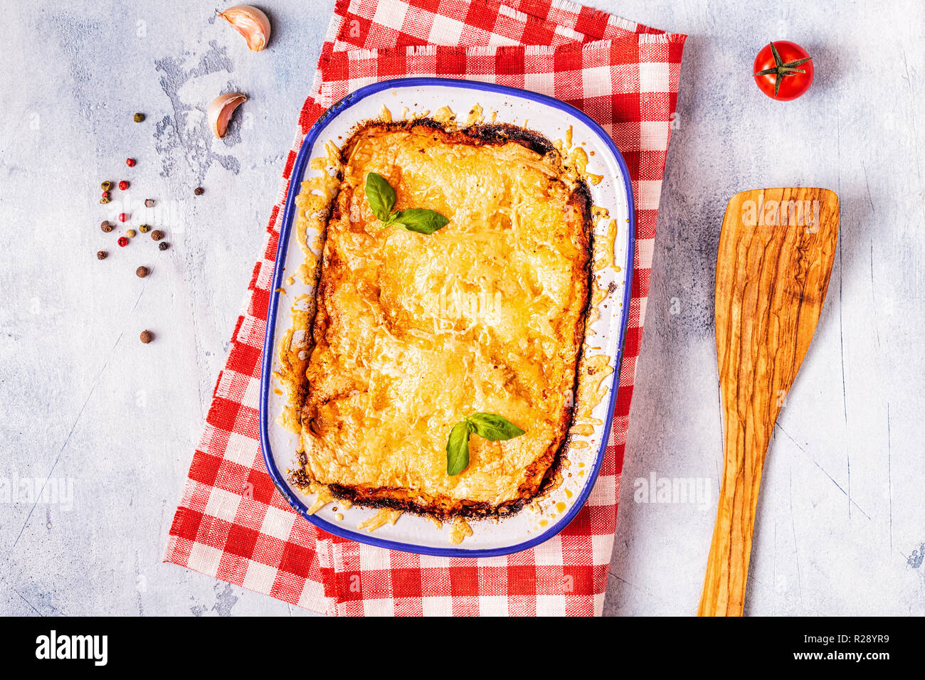 Italiano tradizionale di lasagne con verdure, carne macinata e formaggio, vista dall'alto, copia dello spazio. Foto Stock