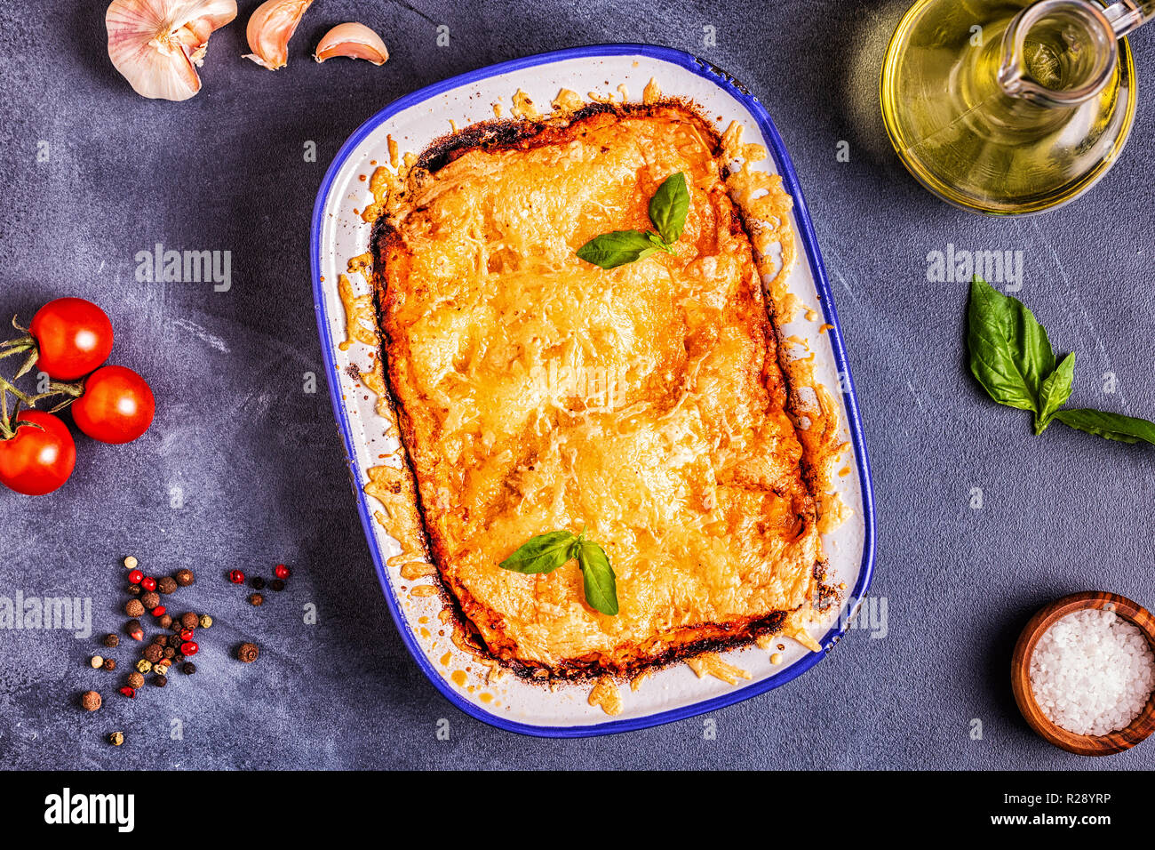 Italiano tradizionale di lasagne con verdure, carne macinata e formaggio, vista dall'alto, copia dello spazio. Foto Stock