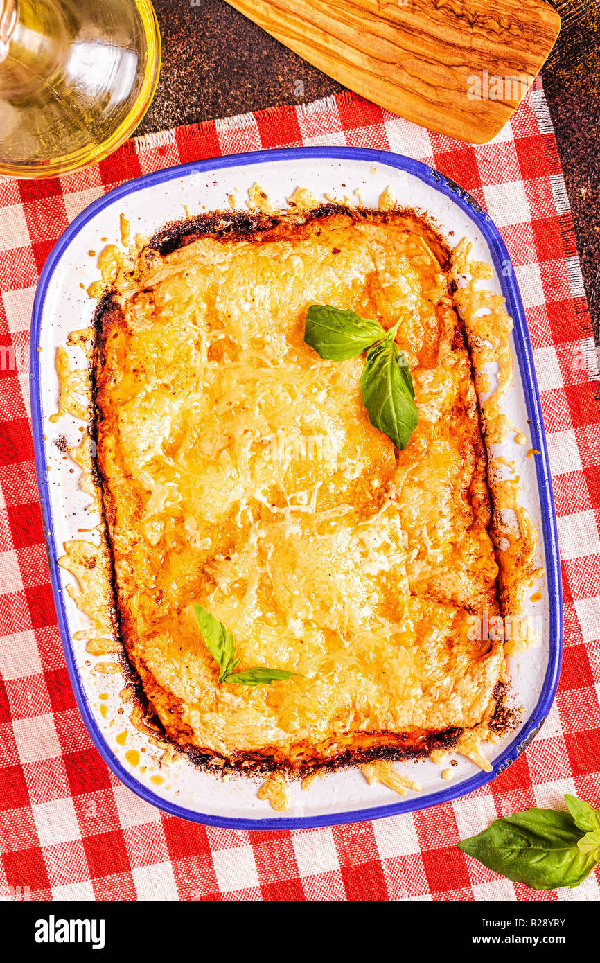 Italiano tradizionale di lasagne con verdure, carne macinata e formaggio, vista dall'alto, copia dello spazio. Foto Stock