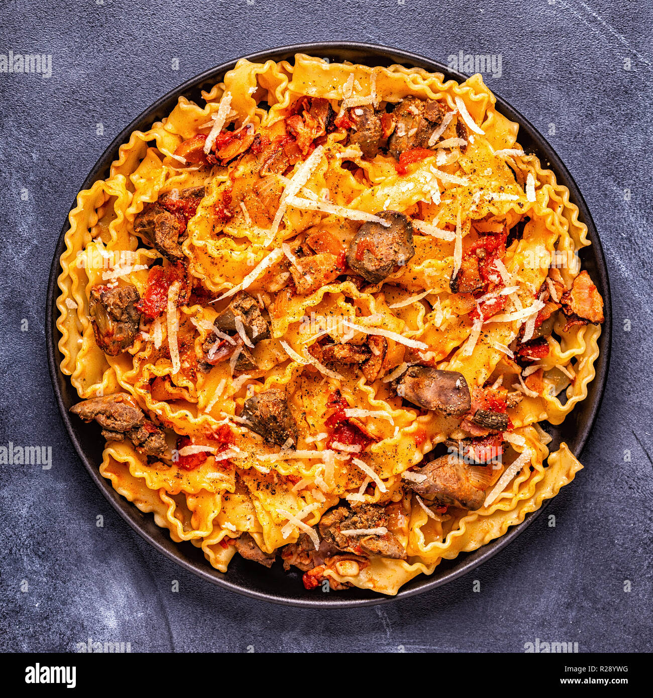 Pasta con fegato di pollo salsa, vista dall'alto. Foto Stock