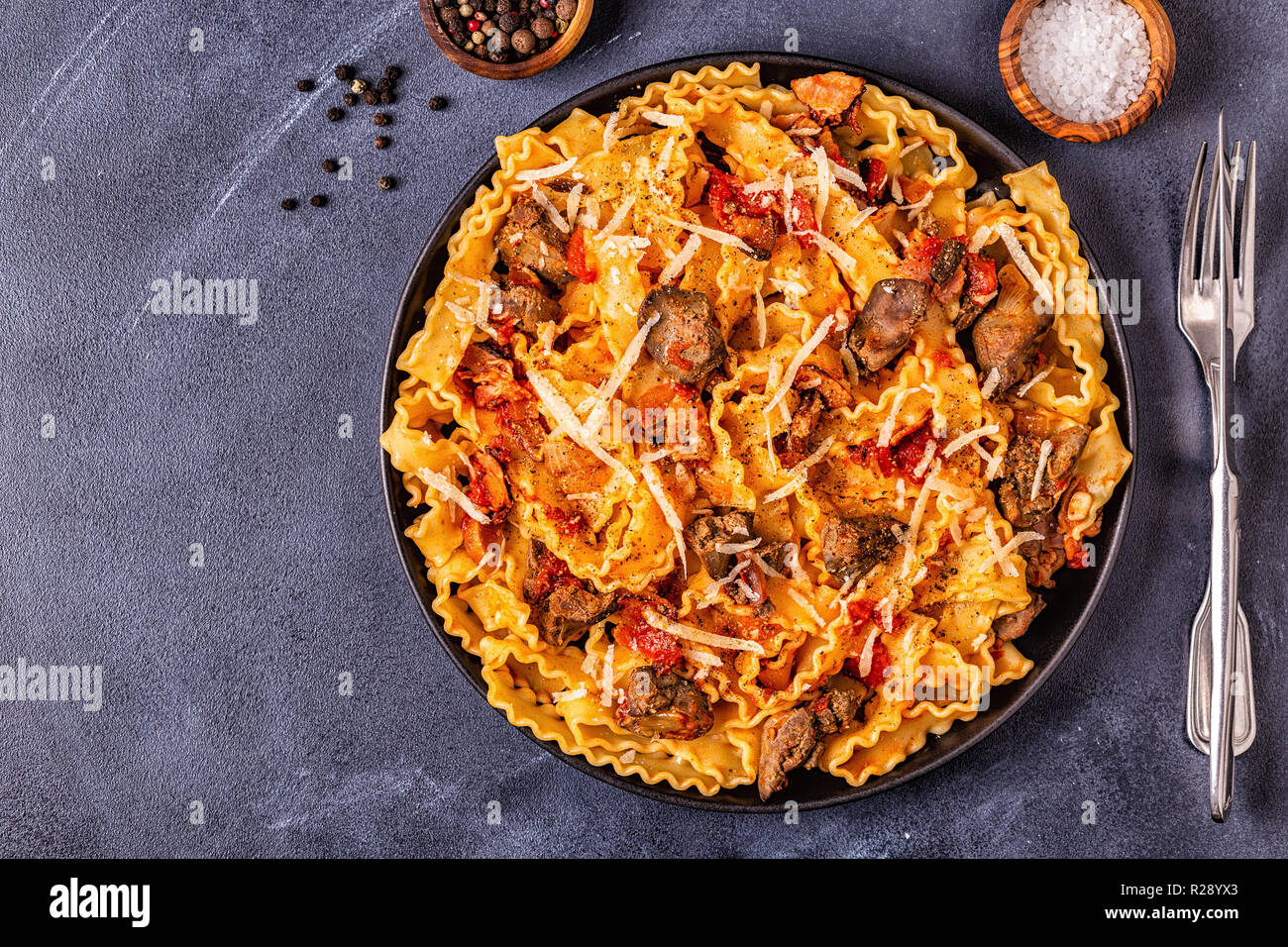 Pasta con fegato di pollo salsa, vista dall'alto. Foto Stock