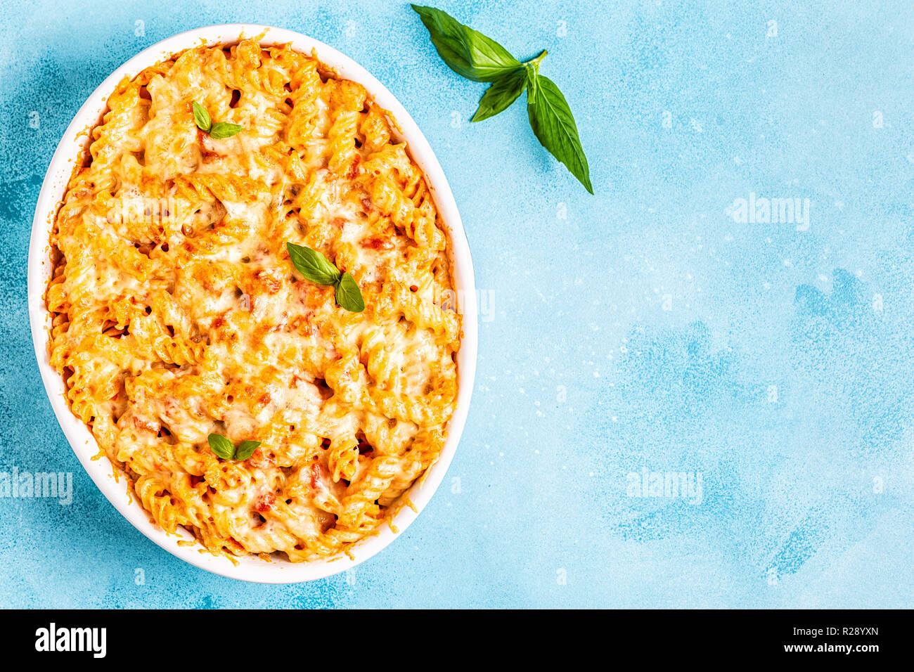 Mac e formaggi, pasta al forno con salsa al formaggio, vista dall'alto. Foto Stock