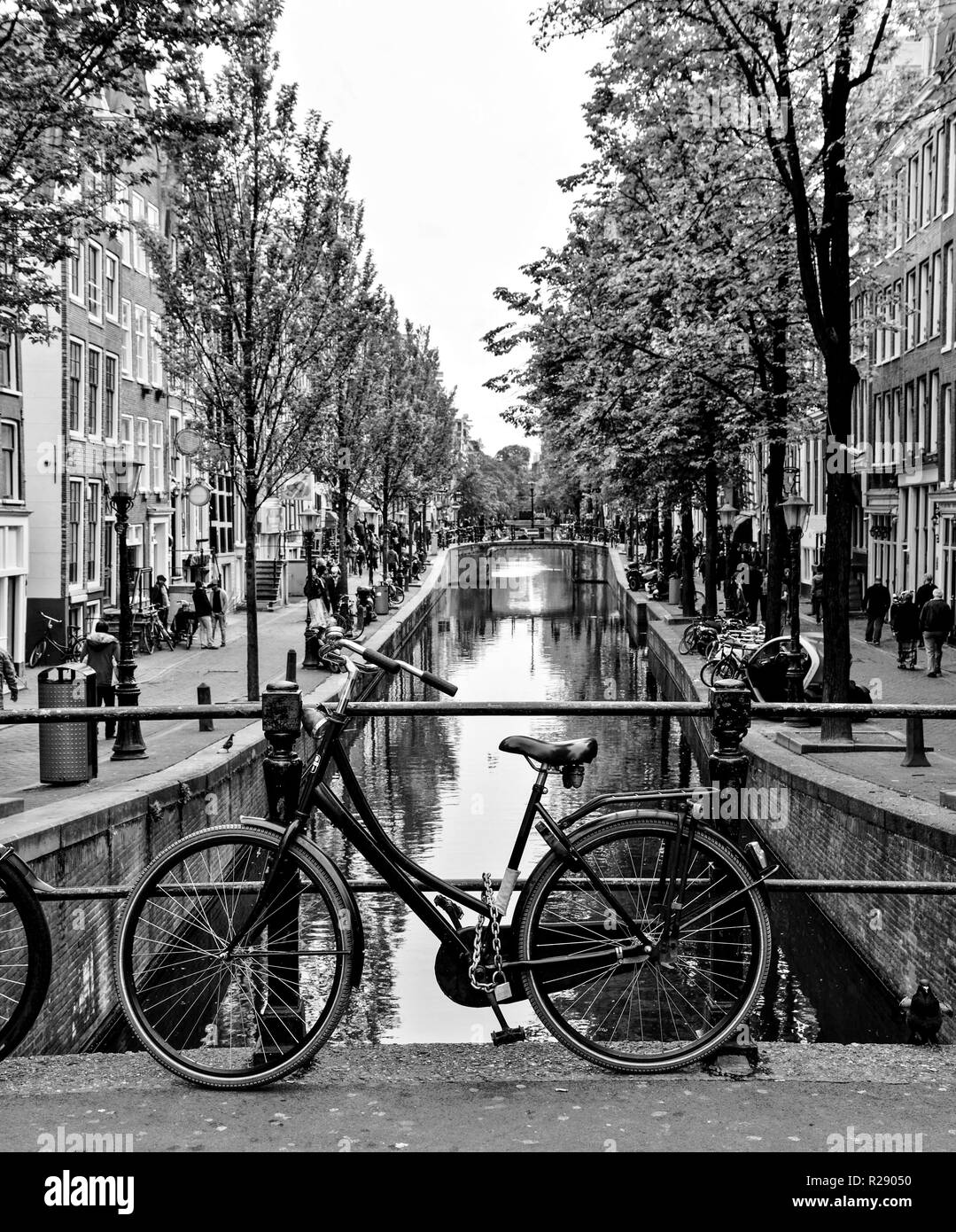 Amsterdam noleggio su un ponte sul canale. Foto Stock