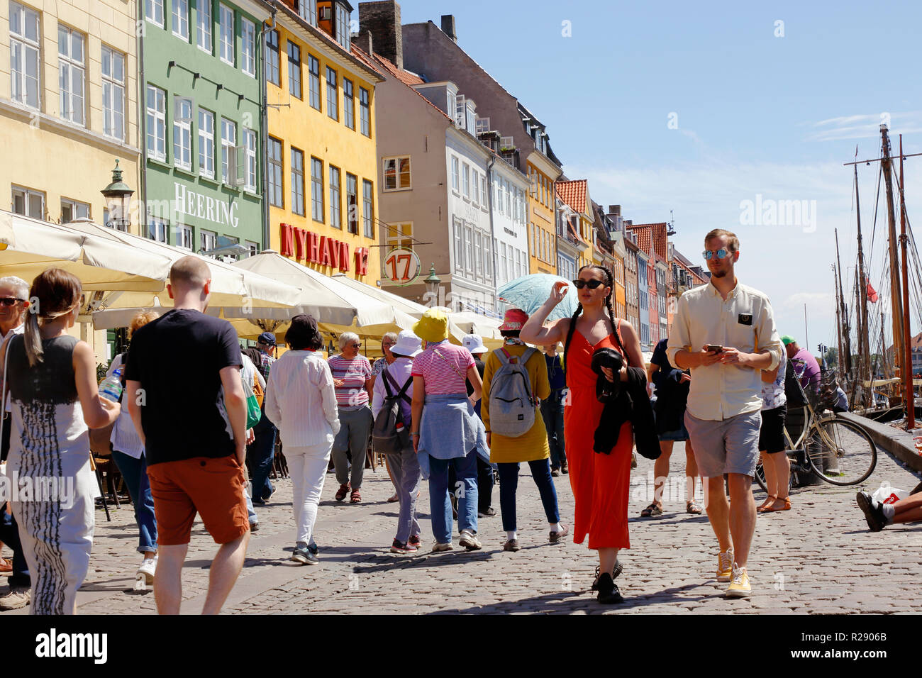 Copenhagen, Danimarca - 27 Giugno 2018: persone passeggiando nel quartiere di Nyhavn. Foto Stock