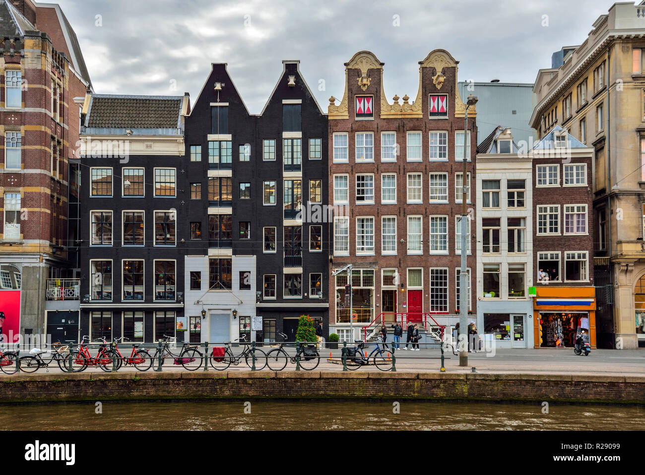 Scena di Amsterdam con le biciclette tradizionali. Foto Stock