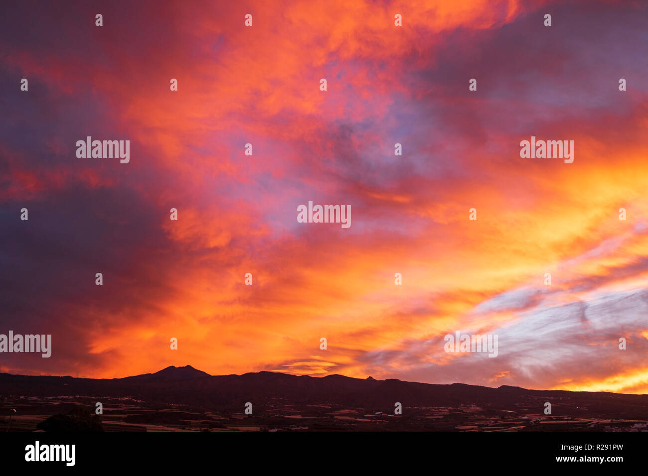 Red Sky all'alba alba sul monte Teide visto dalla costa occidentale di Tenerife, Isole Canarie, Spagna Foto Stock