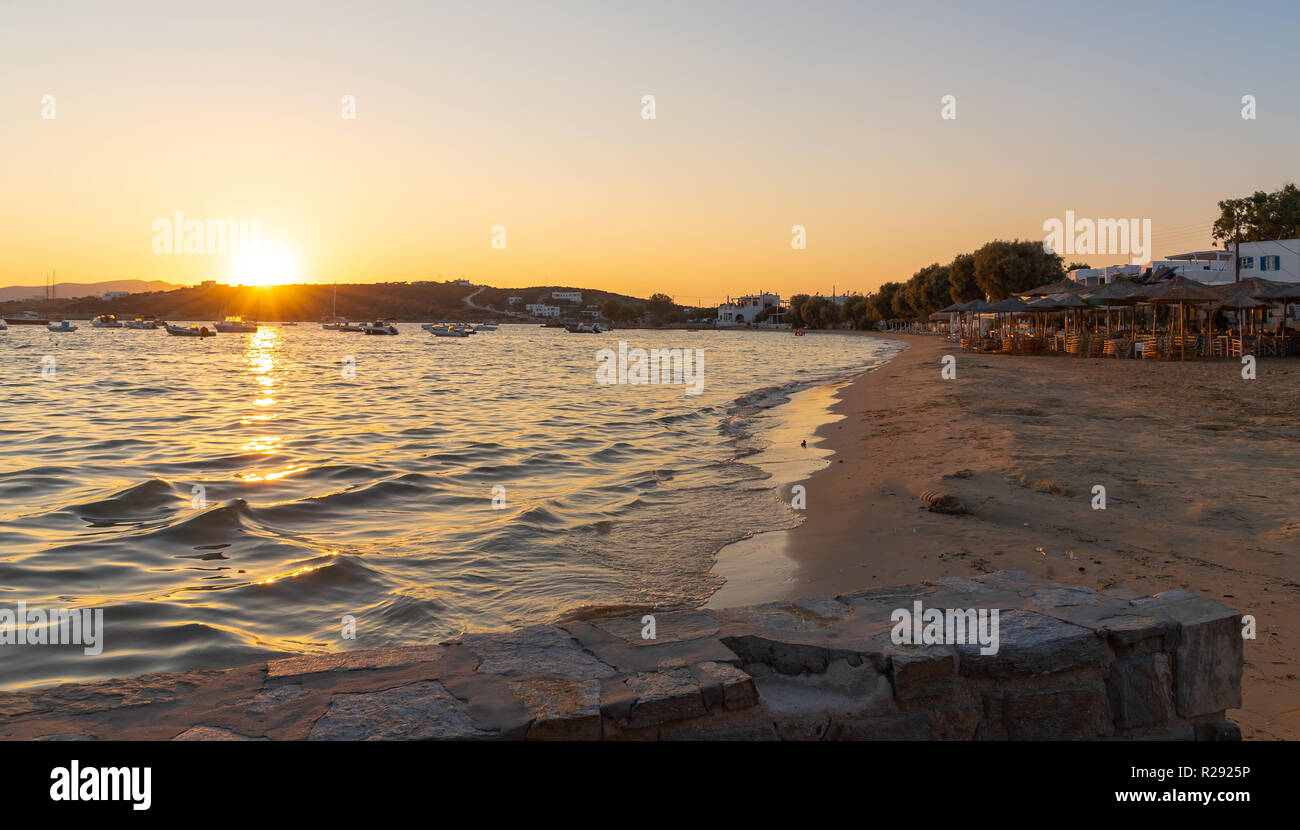 Vista di Aliki spiaggia al tramonto - Cyclades island - mare Egeo - Aliki Paros - Grecia Foto Stock