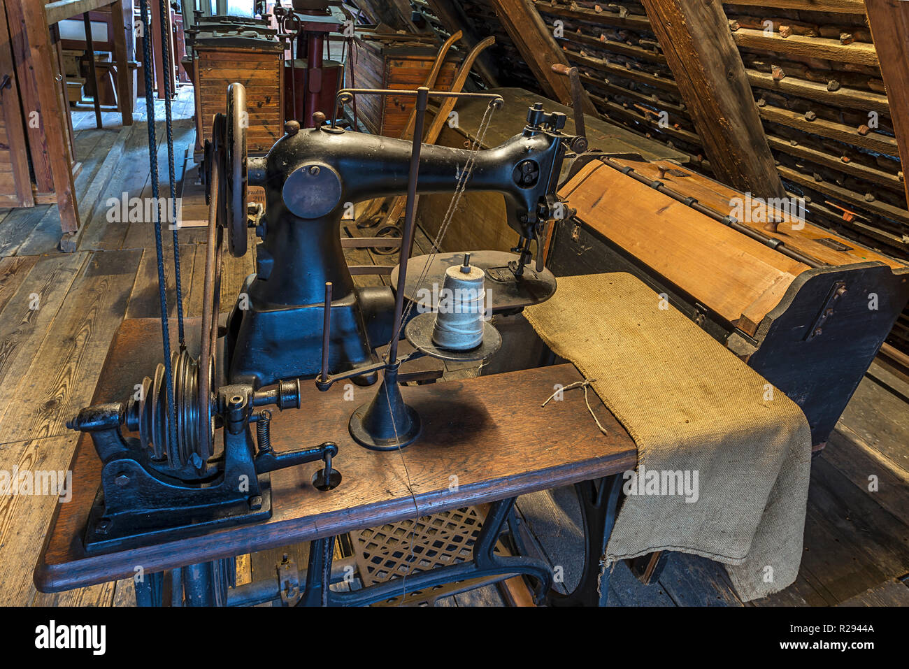 Borsa vecchia macchina da cucire per sacchi di farina al piano attico di un  mulino, museo industriale Lauf an der Pegnitz, Media Franconia, Bavaria  Foto stock - Alamy