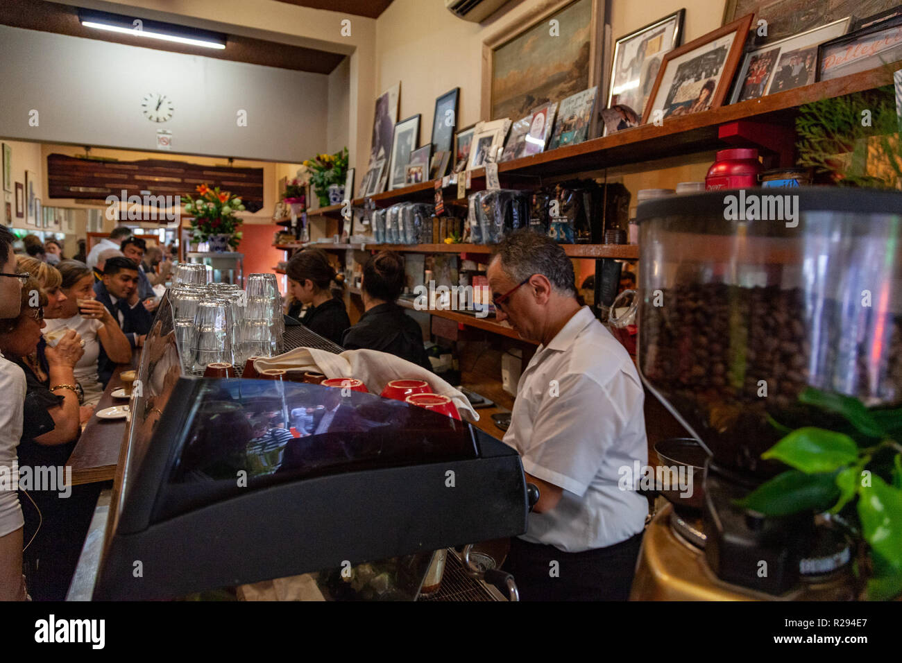 Nico il capo barista di pellegrini di disegna e serve caffè. Foto Stock