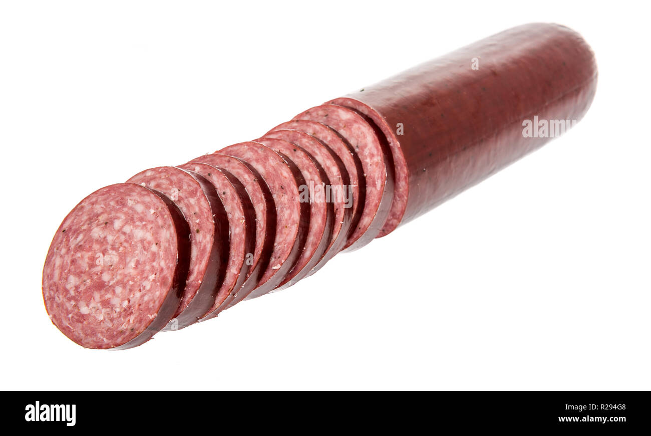 Estate salsiccia tagliata a fette isolato su un background. Foto Stock