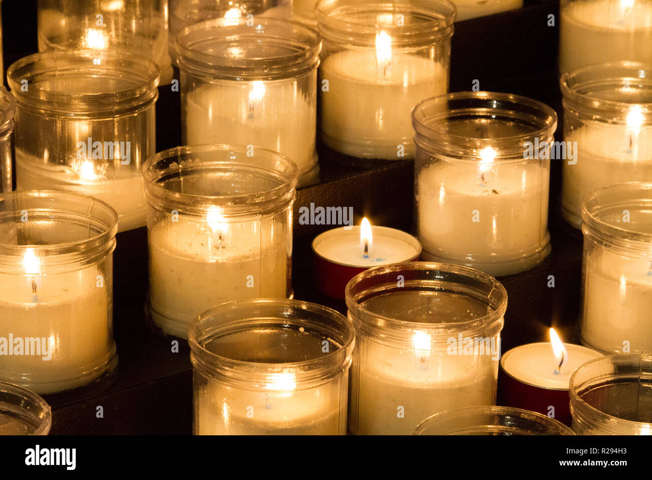 Accendere Una Candela Per Un Defunto Accendere una candela per i morti immagini e fotografie stock ad alta