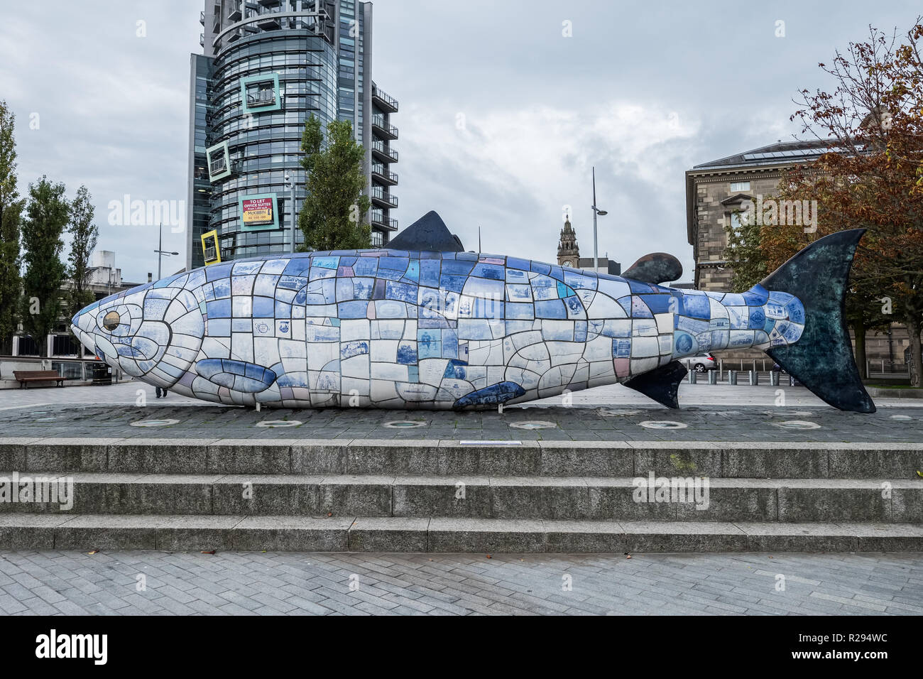 Il salmone della conoscenza o il grande pesce, è un famoso punto di riferimento della città di Belfast, è la visualizzazione di testo e immagini relative alla storia della città. Foto Stock