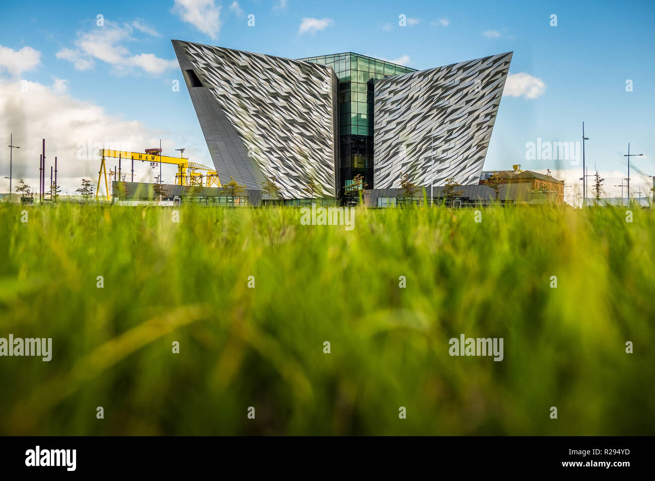 Titanic Belfast è una attrazione turistica e un monumento a Belfast marina della storia industriale sul sito dell'ex cantiere navale di Harland & Wolff wh Foto Stock