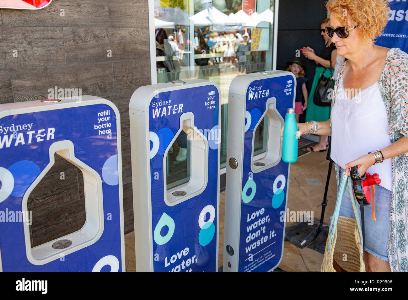 Donna ricarica la sua borraccia da un'acqua di Sydney street facility,Sydney , Australia Foto Stock