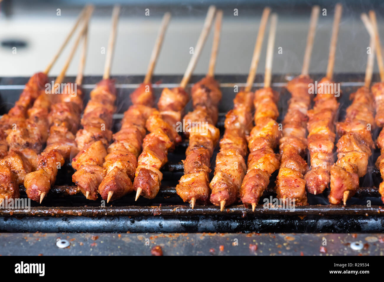 Carne alla griglia su bastoni spiedini in un mercato cinese a Chengdu, Cina Foto Stock