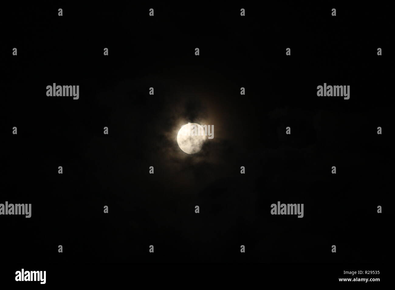 Moonlight avvolta da nubi Foto Stock