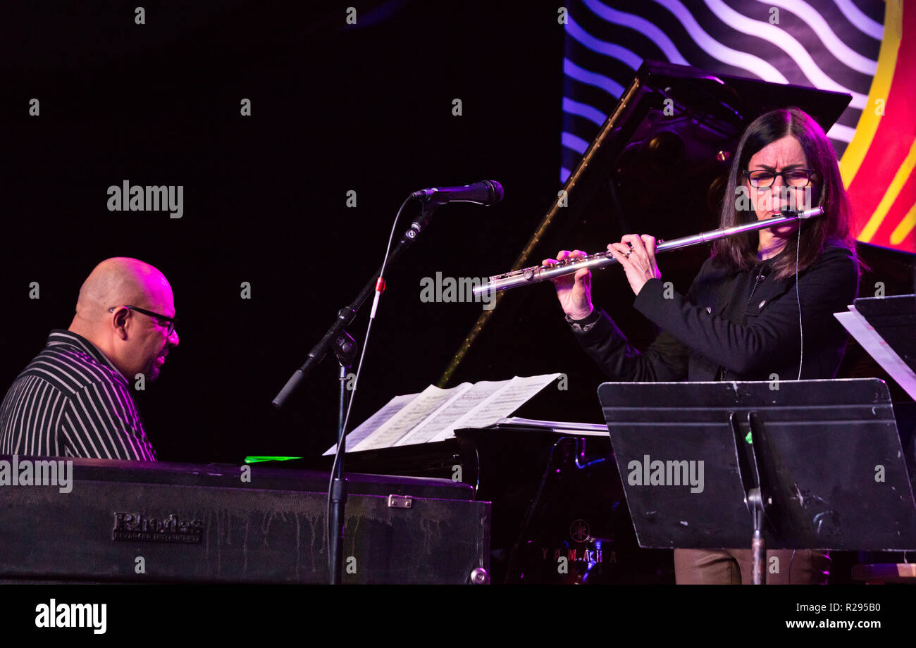 LUIS Perdomo al pianoforte e Jamie BAUM su flauto con Jamie BAUM SEPTET in corrispondenza della 61a Monterey Jazz Festival - Monterey, California Foto Stock