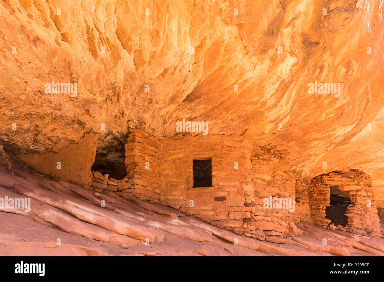 Le rovine dei Pueblo sotto una rupe in Mule Canyon nel Cedar Mesa Plateau negli orsi orecchie Monumento Nazionale in Utah guarda come gli antichi granai di pietra a Foto Stock