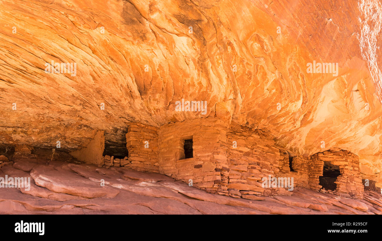 Le rovine dei Pueblo sotto una rupe in Mule Canyon nel Cedar Mesa Plateau negli orsi orecchie Monumento Nazionale in Utah guarda come gli antichi granai di pietra a Foto Stock