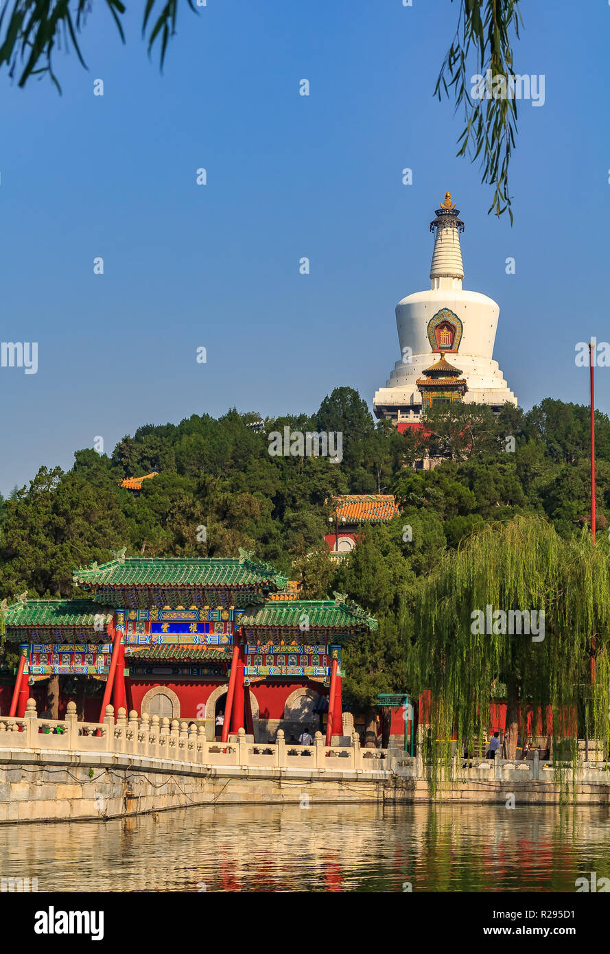 Yongan Bridge nel lago di Beihai Park e l'isola di Giada con Bai Ta (Pagoda Bianca o Dagoba) stupa buddisti in Yong un (Tempio di pace eterna) in Foto Stock