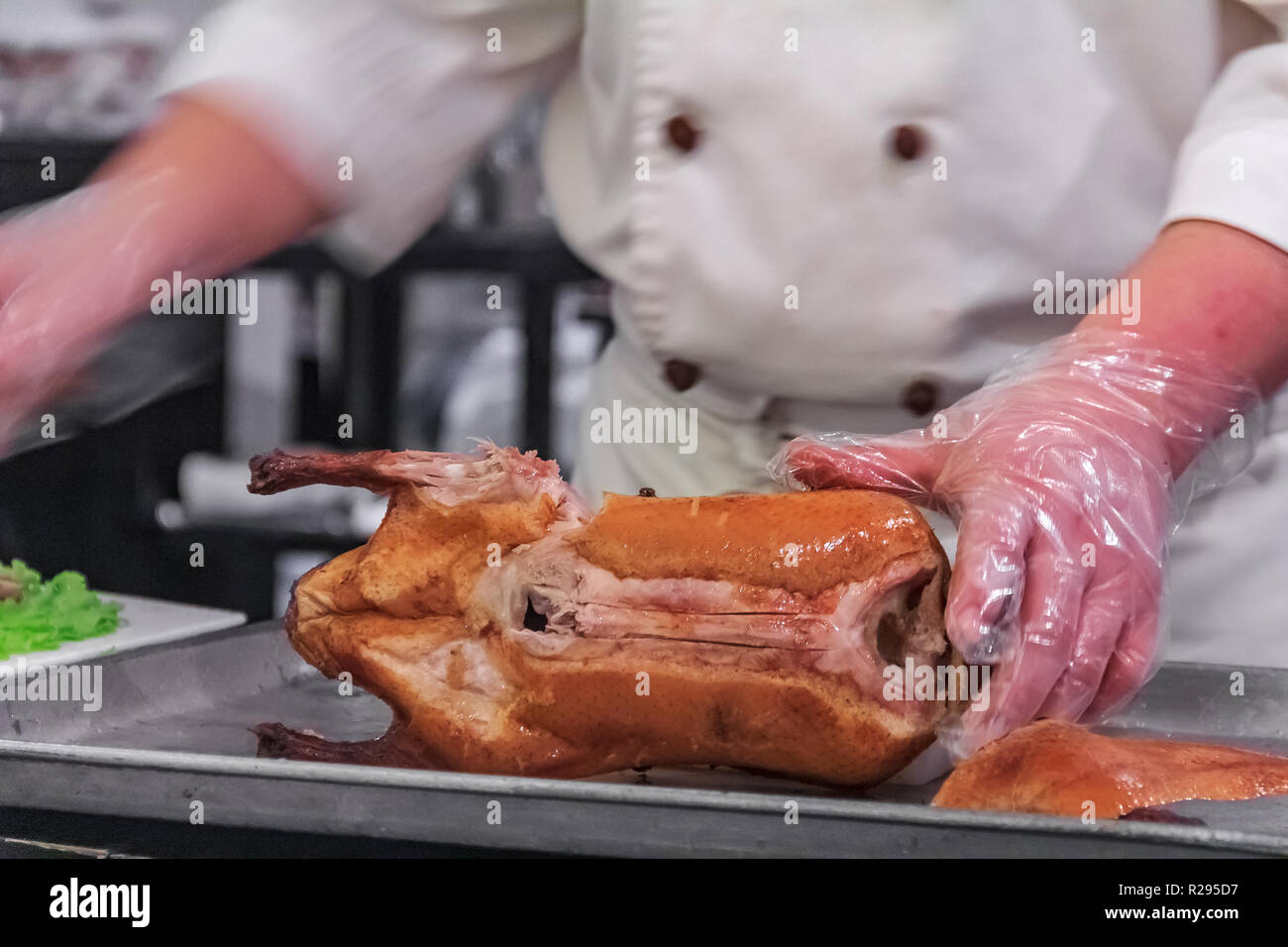 Pechino, Cina - 19 Settembre 2013: Cinese tradizionale anatra arrosto o da Dong Kaoya servita al tavolo da un giovane maschio chef a tha famoso Da Dong Resta Foto Stock