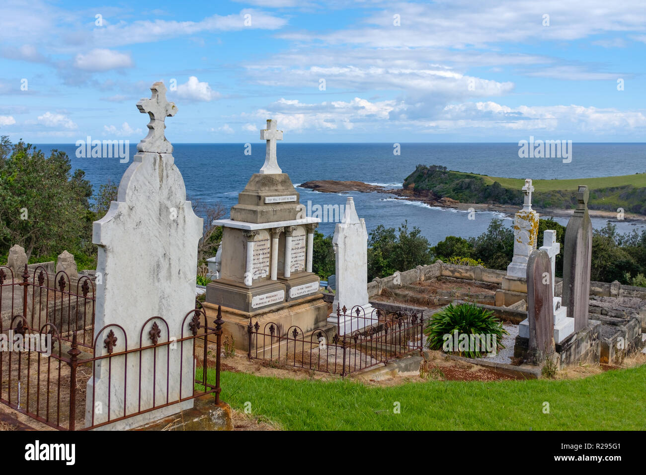 Lapidi e ringhiera a pacifica Gerringong storico Cimitero, con bellissime vedute sul mare, Gerringong, NSW, Australia Foto Stock
