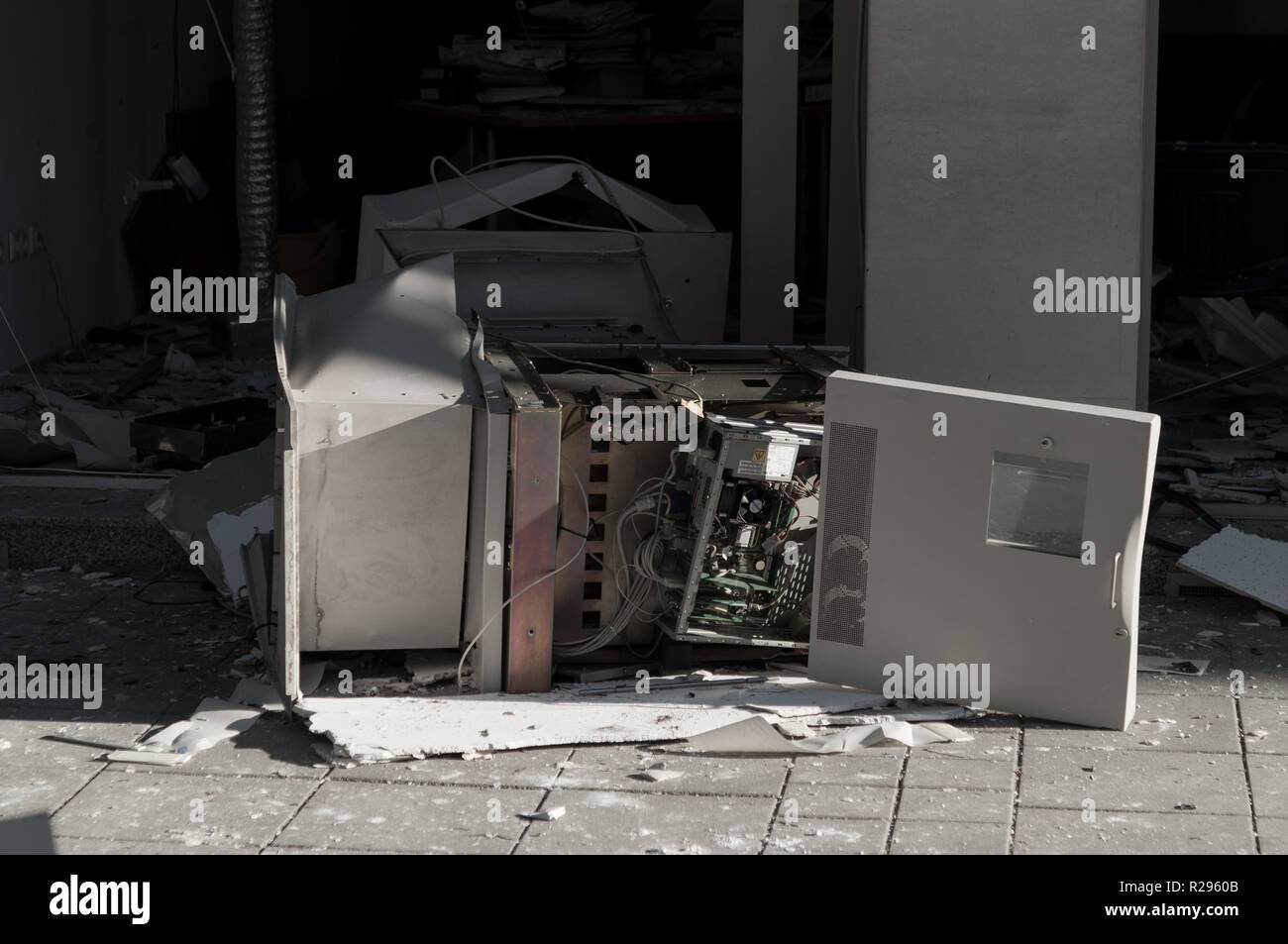 Bancomat con il vetro rotto in seguito ad una rapina Foto Stock