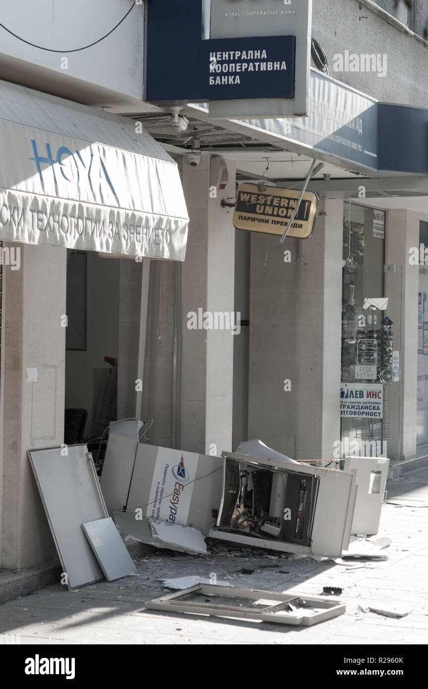 Bancomat con il vetro rotto in seguito ad una rapina Foto Stock