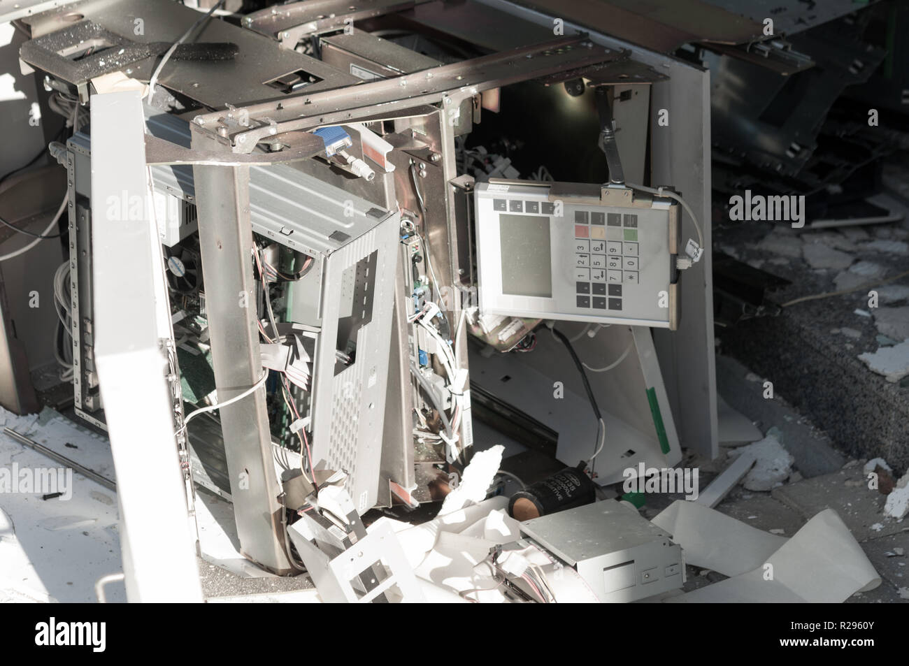 Bancomat con il vetro rotto in seguito ad una rapina Foto Stock