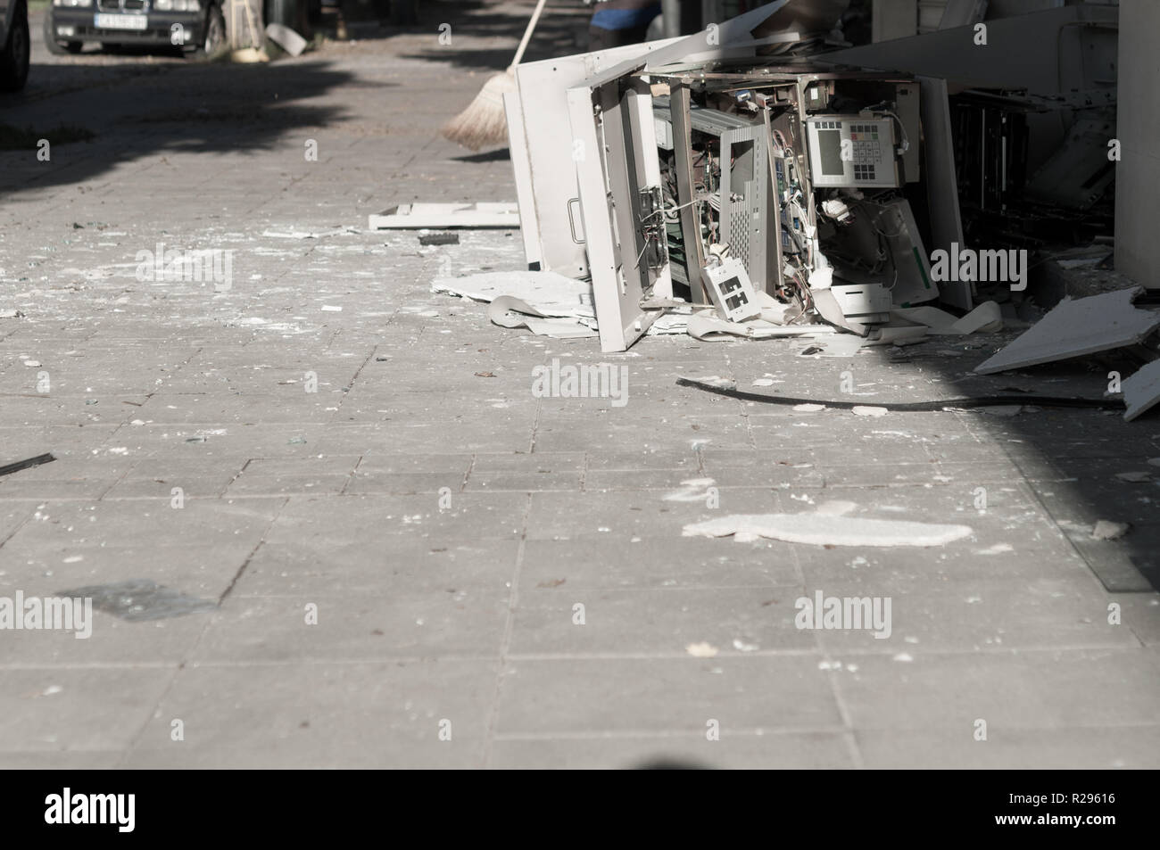 Bancomat con il vetro rotto in seguito ad una rapina Foto Stock