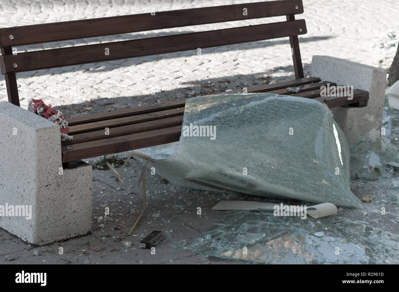 Bancomat con il vetro rotto in seguito ad una rapina Foto Stock